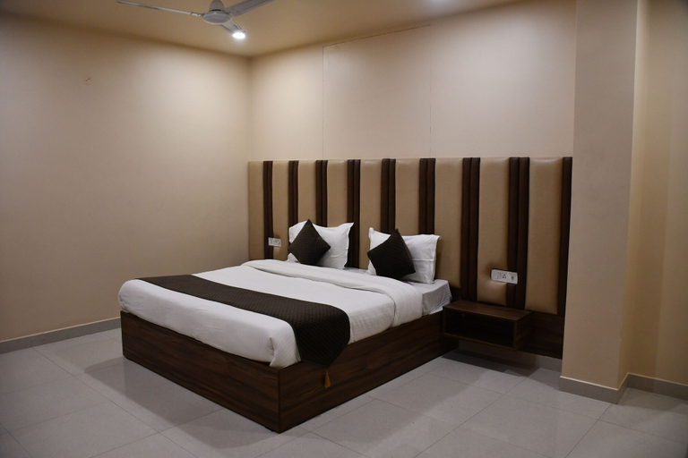 Bedroom 2, Hotel Vibharaj Palace, Kanpur Nagar