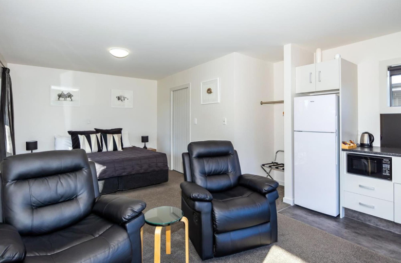 Others 5, Black on Grey Motel, Timaru