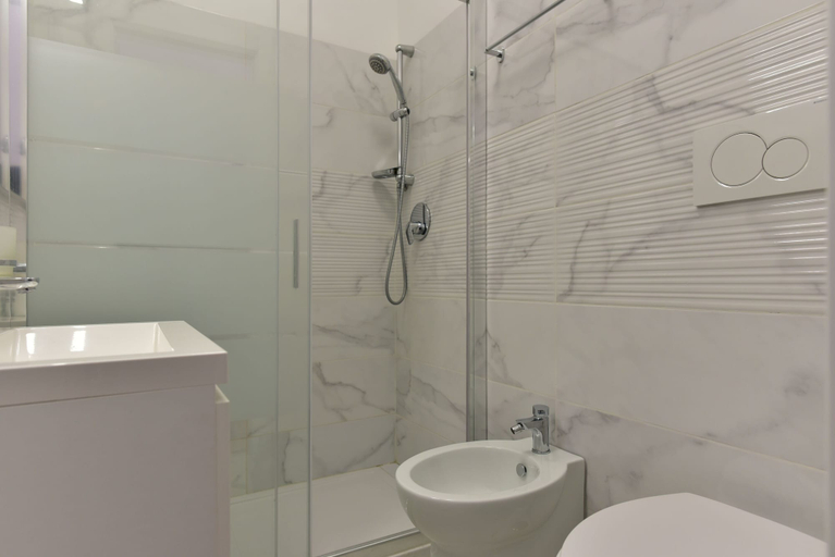 Bathroom 5, Rome Terminal House, Rome