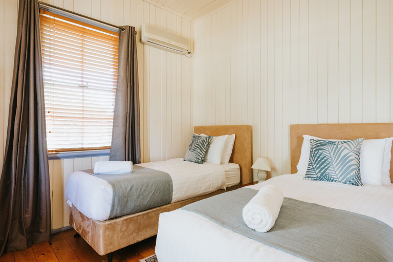 Bedroom 2, Apple Blossom Cottage, Stanthorpe
