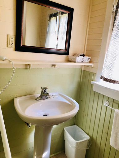 Bathroom 4, Green Gables Bungalow Court, Queens