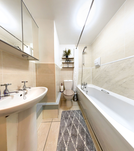 Bathroom 3, 2 bedroom Central Flat with Parking, Sefton
