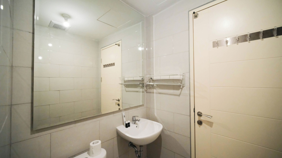 Bathroom 3, Cozy And Homey 2Br At Benson Supermall Mansion Apartment, Surabaya
