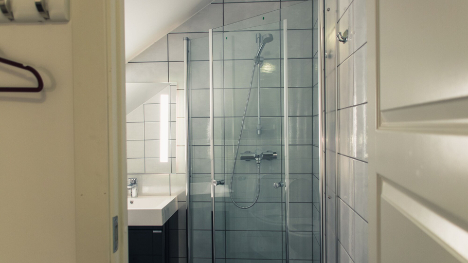 Bathroom 4, Kræmmervika Havn, Vestvågøy