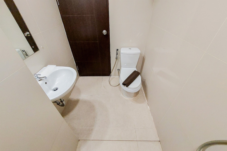 Bathroom 2, Simply Look Studio At Atria Residence Gading Serpong Apartment, Tangerang