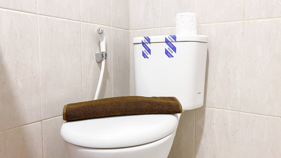 Bathroom 5, Nice and Homey 2BR at Citra Living Apartment By Travelio, Jakarta Barat