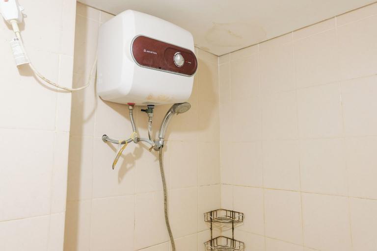 Bathroom 3, Good Deal Studio Apartment At Parahyangan Residence, Bandung