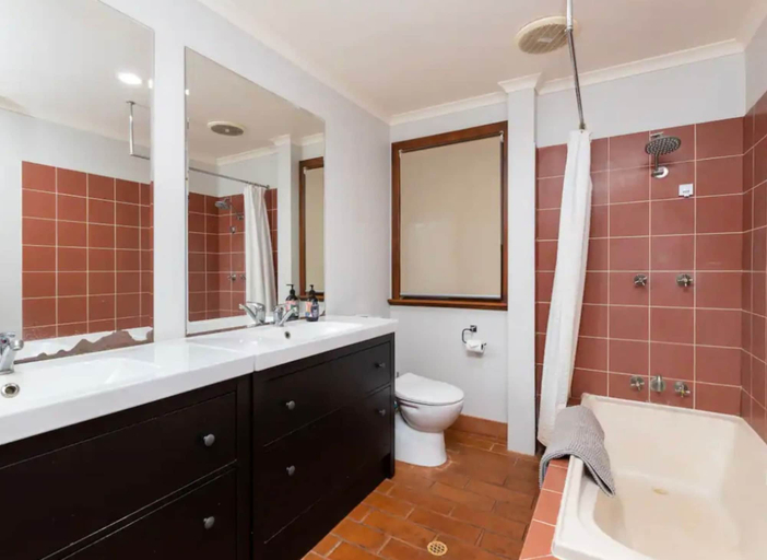 Bathroom 3, Villa within walking distance of cable, Broome