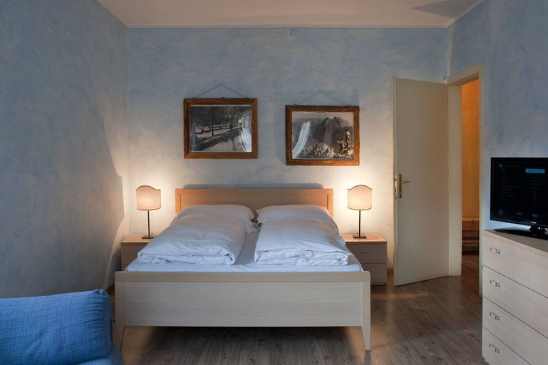 Bedroom 3, Hotel Bladen, Belluno