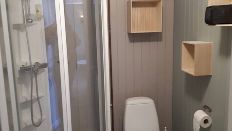 Bathroom 4, Kræmmervika Havn, Vestvågøy