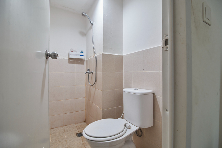 Bathroom 5, Room Rendi @ Podomoro Golf View, Bogor