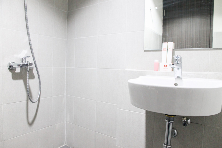 Bathroom 5, Cozy Studio Room Bintaro Icon Apartment By Travelio, South Tangerang