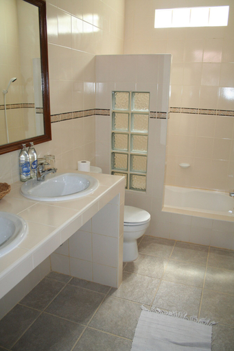 Bathroom 4, Long Beach Inn, K. Sam Roi Yot