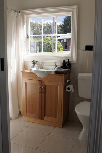 Bathroom 3, Wines for Joanie Cottage, West Tamar - Pt A
