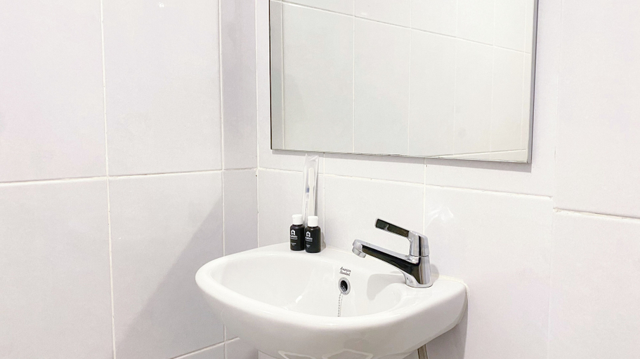 Bathroom 2, Simple And Tranquil 2Br At Tokyo Riverside Pik 2 Apartment, Tangerang