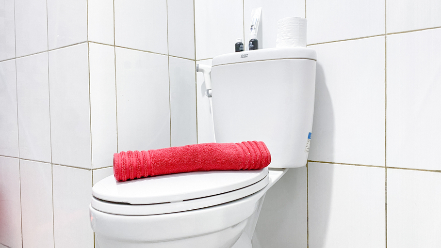 Bathroom, Modern and Comfortable 1BR Mahata Margonda Apartment By Travelio, Depok