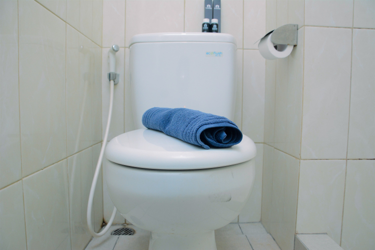 Bathroom 5, Modern and Full Parquette @ Studio Springlake Summarecon Apartment By Travelio, Bekasi