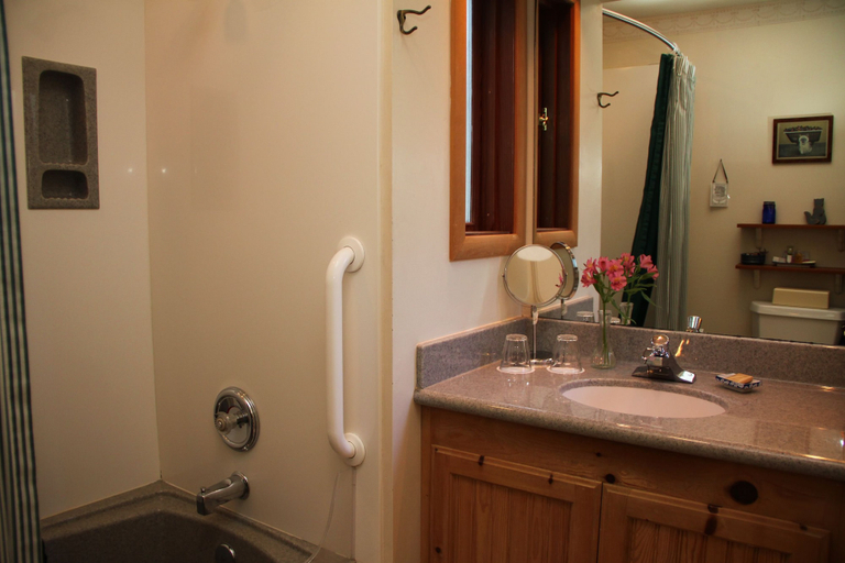 Bathroom 5, Joshua Grindle Inn, Mendocino