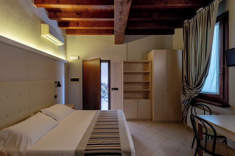 Bedroom 3, Abbazia Bed & Breakfast , Mantegna Hotels, Mantua