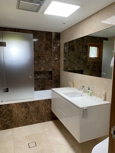 Bathroom 3, Casa Sul Lago in the H'lands, Wingecarribee