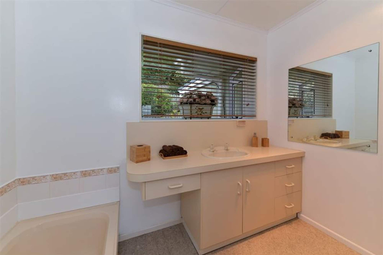 Bathroom, Hillside Heaven Quiet & Comfortable, Rotorua