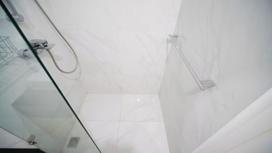 Bathroom 5, Cozy Studio Connected to Mall at The Vertu Apartment By Travelio, Surabaya