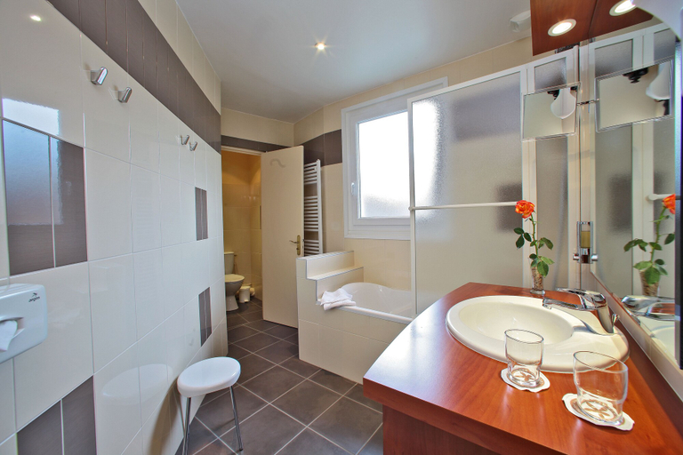 Bathroom 3, The Originals City, Hôtel Saint Martial, Limoges, Haute-Vienne