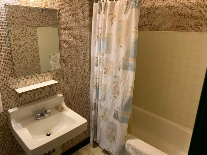Bathroom 3, Vivian Motor Hotel, Division No. 15