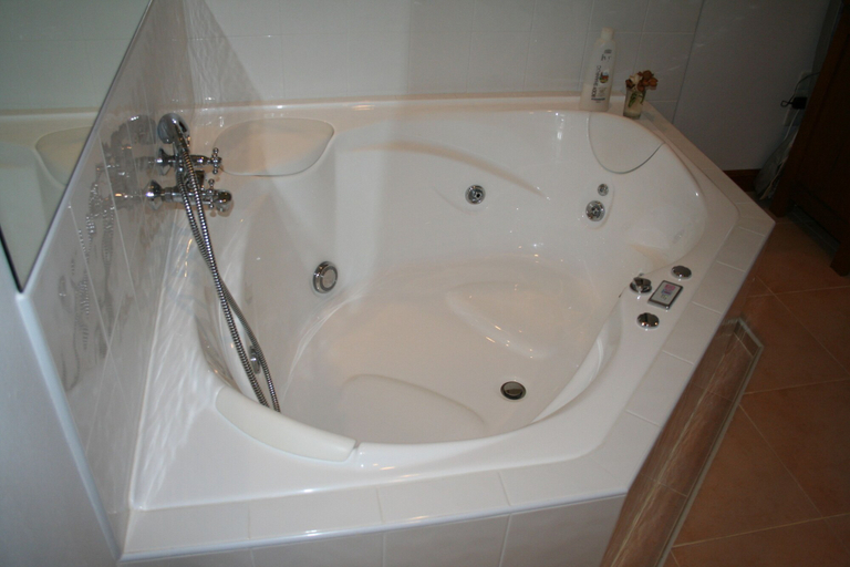 Bathroom 4, Long Beach Inn, K. Sam Roi Yot