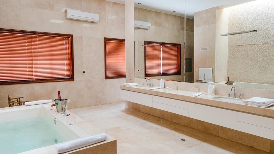 Bathroom 3, Hotel & Hacienda La Caravedo, Ica