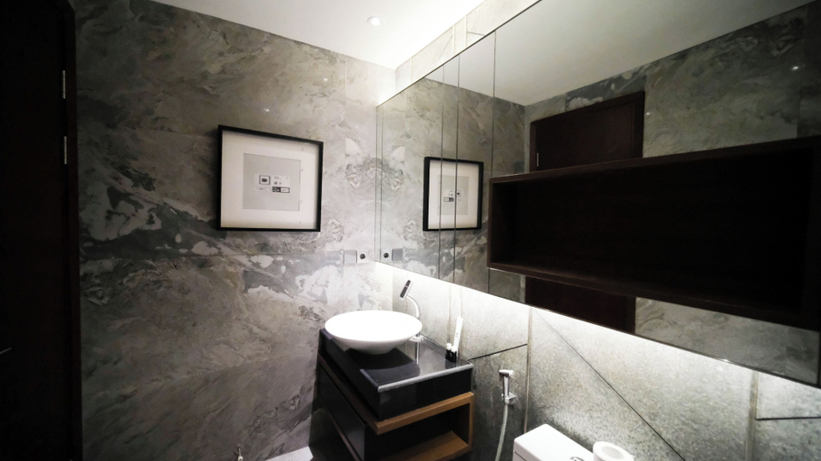 Bathroom 2, Modern And Cozy 2Br At Grand Sungkono Lagoon Apartment, Surabaya