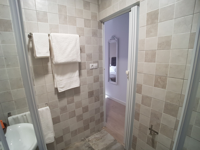 Bathroom, Hostal Puente de Hierro, La Rioja