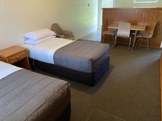 Bedroom 2, Colonial Motel, Franklin
