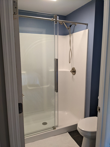 Bathroom 4, Talkin Tackle Outfitter and Lodge, Hamilton
