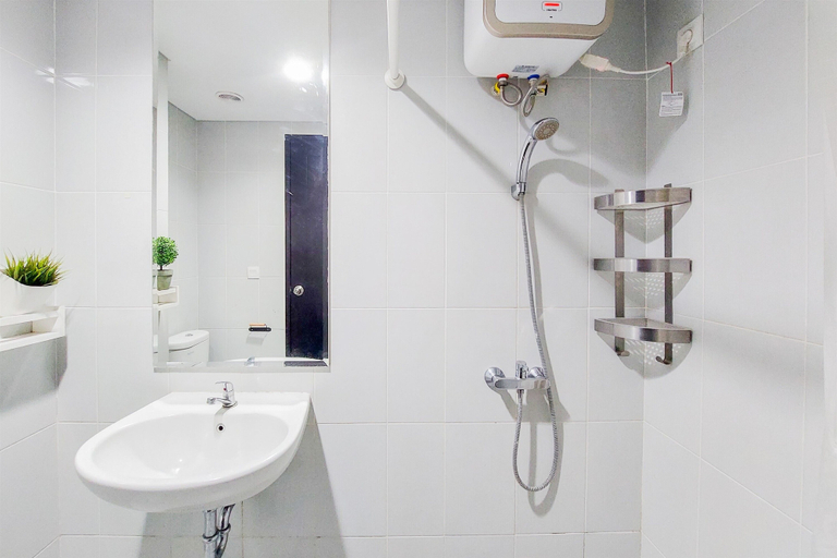 Bathroom 3, Tidy And Nice Studio At Casa De Parco Apartment, Tangerang