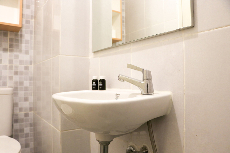 Bathroom 3, Comfort Living Studio Room At Tokyo Riverside Pik 2 Apartment, Tangerang