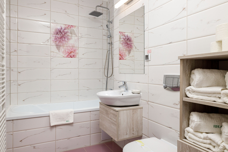 Bathroom 4, Brasov Holiday Apartments, Brasov