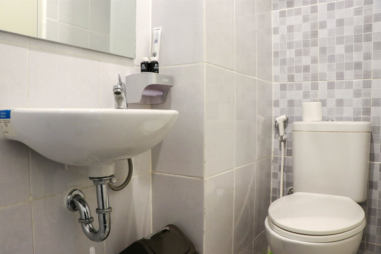 Bathroom 3, Best Deal And Comfort Studio Tokyo Riverside Pik 2 Apartment, Tangerang