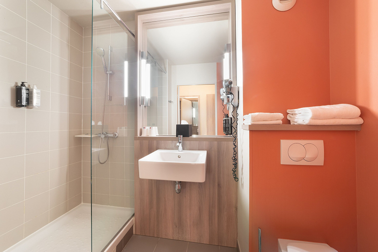 Bathroom 4, ibis Styles Versailles Saint Quentin en Yvelines, Yvelines
