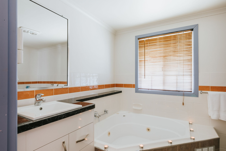 Bathroom 3, Apple Blossom Cottage, Stanthorpe