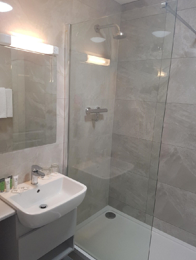 Bathroom 3, Creggan Court Hotel