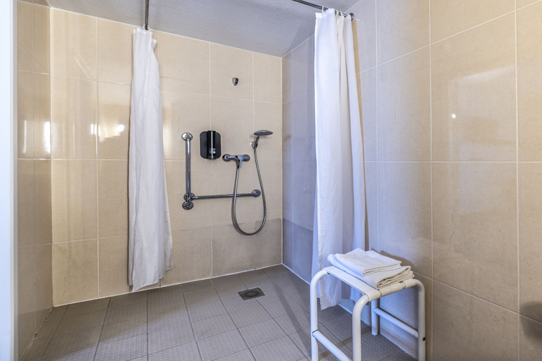 Bathroom 5, B&B HOTEL Perpignan Sud Porte d'Espagne, Pyrénées-Orientales