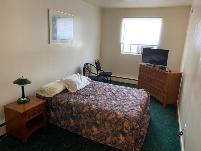 Bedroom 5, Vivian Motor Hotel, Division No. 15
