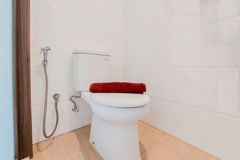 Bathroom 2, Homey And Cozy Studio Sky House Alam Sutera Apartment, Tangerang