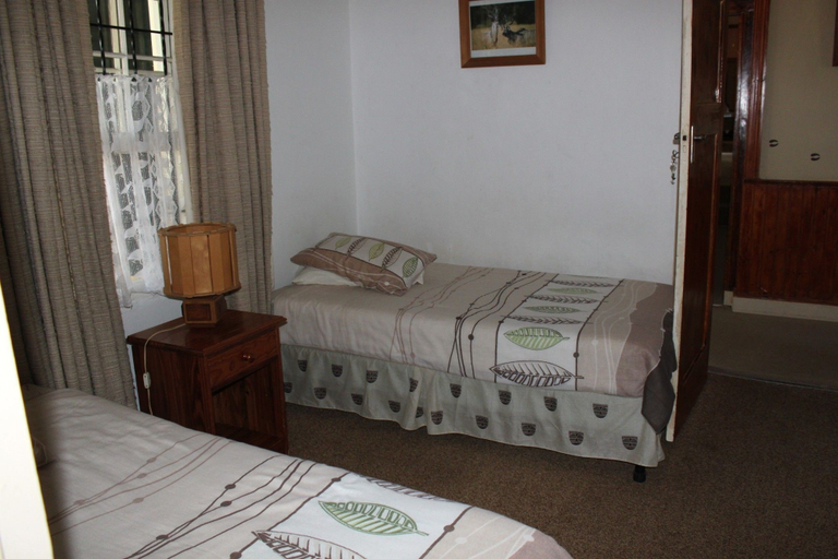 Bedroom 2, Trackers Inn, Cacadu
