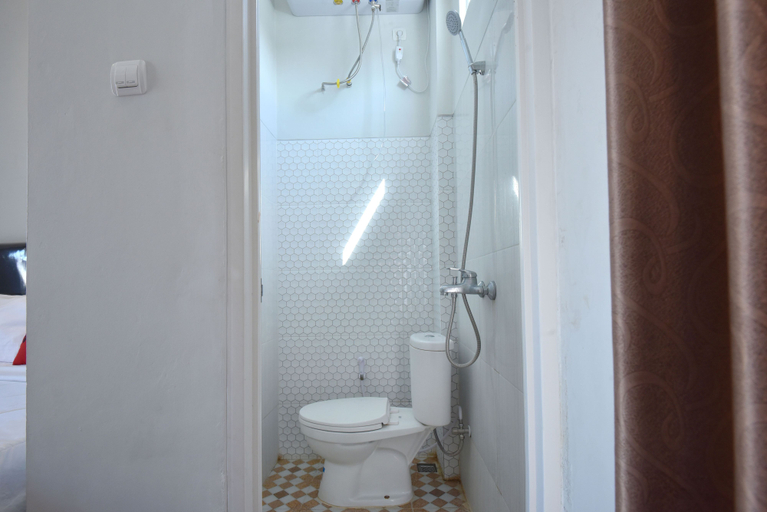 Bathroom 3, RedDoorz near Alun Alun Cilacap, Cilacap