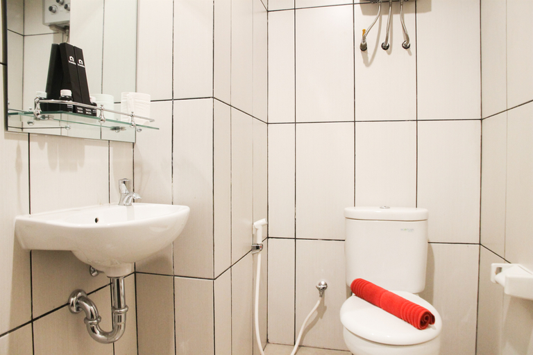 Bathroom 5, Unique Studio Room with Multifunction Bed @ Grand Kamala Lagoon Apartment By Travelio, Bekasi
