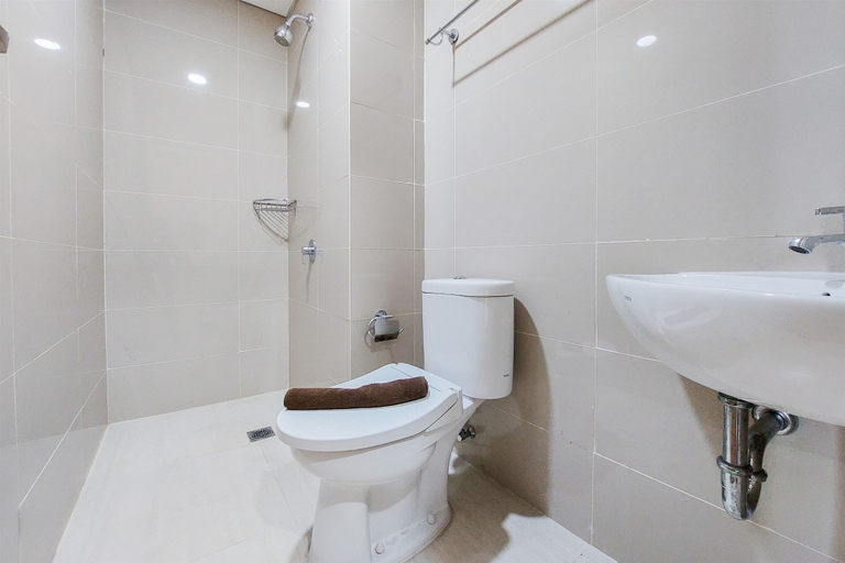 Bathroom 2, Comfort And Homey Studio Apartment At B Residence, Tangerang Selatan