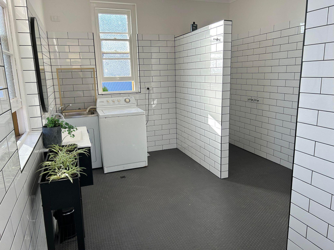 Bathroom 2, Tamworth Hotel, Tamworth Regional - Pt A