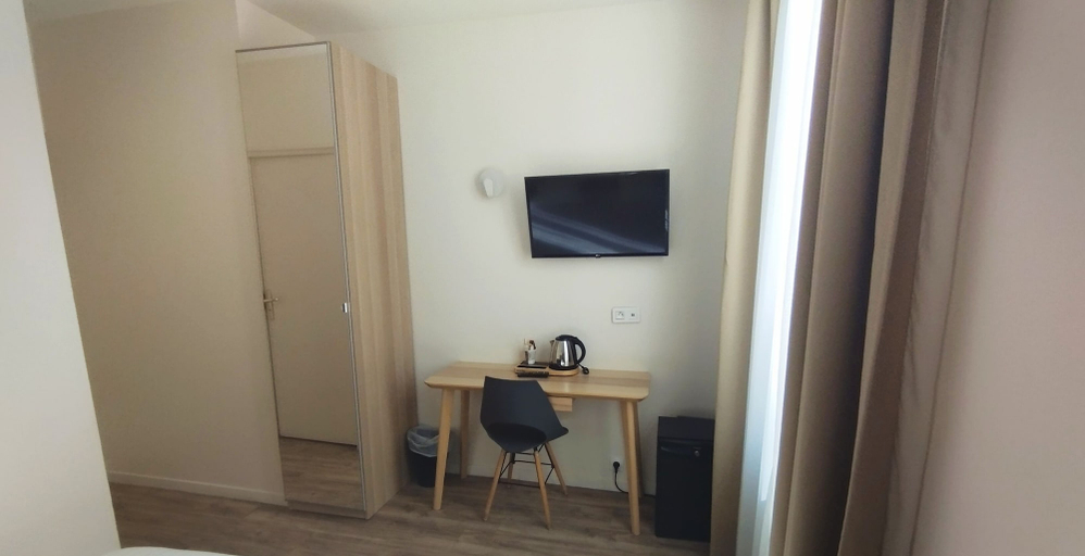 Bathroom 4, Hôtel des Arts, Hauts-de-Seine